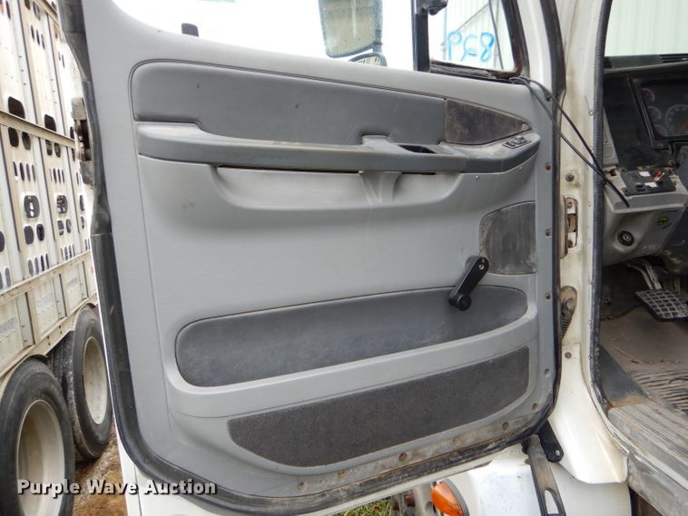 image for item FI9679 2004 Freightliner Columbia semi truck