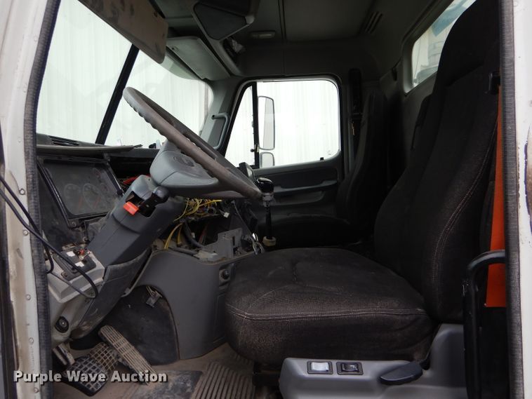 image for item FI9679 2004 Freightliner Columbia semi truck