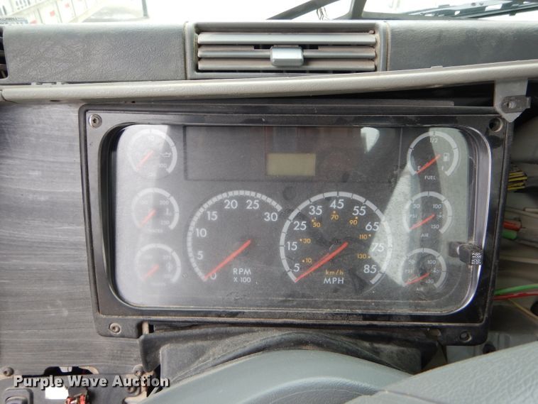 image for item FI9679 2004 Freightliner Columbia semi truck