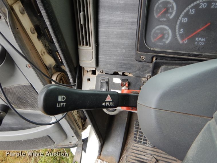 image for item FI9679 2004 Freightliner Columbia semi truck