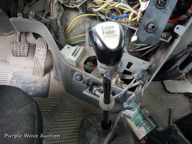 image for item FI9679 2004 Freightliner Columbia semi truck