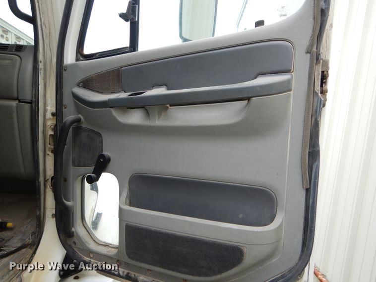 image for item FI9679 2004 Freightliner Columbia semi truck