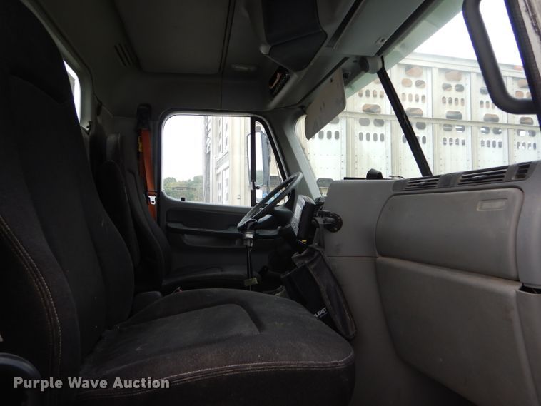 image for item FI9679 2004 Freightliner Columbia semi truck