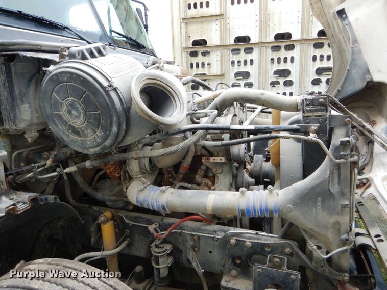 image for item FI9679 2004 Freightliner Columbia semi truck