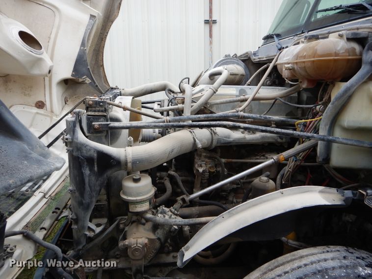 image for item FI9679 2004 Freightliner Columbia semi truck