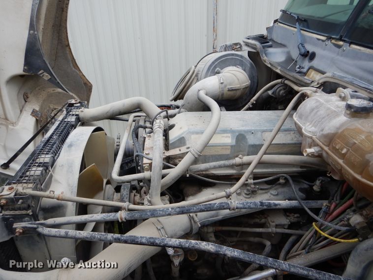 image for item FI9679 2004 Freightliner Columbia semi truck