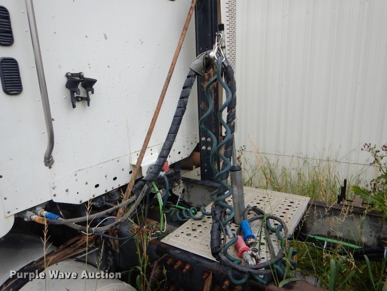 image for item FI9679 2004 Freightliner Columbia semi truck