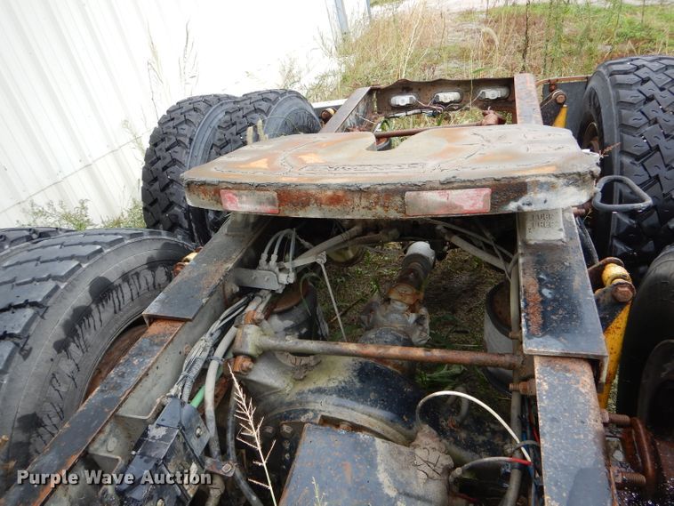 image for item FI9679 2004 Freightliner Columbia semi truck