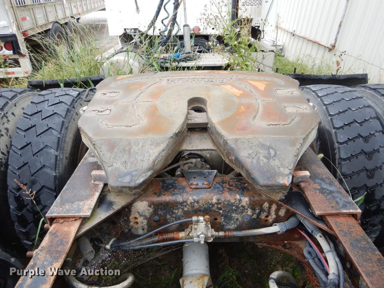 image for item FI9679 2004 Freightliner Columbia semi truck