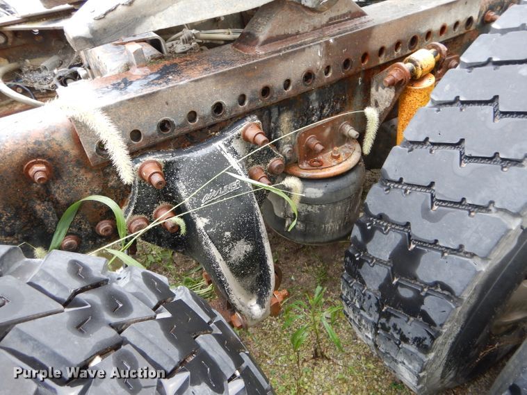 image for item FI9679 2004 Freightliner Columbia semi truck