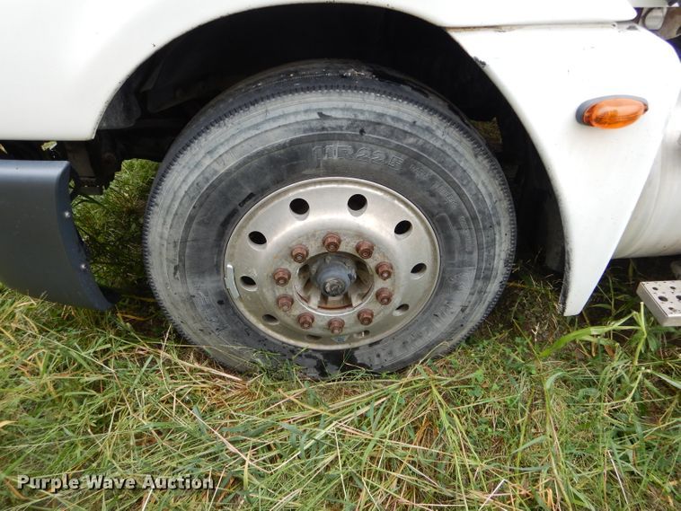 image for item FI9679 2004 Freightliner Columbia semi truck