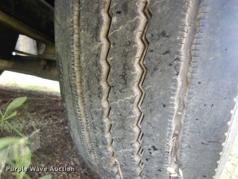 image for item FI9679 2004 Freightliner Columbia semi truck