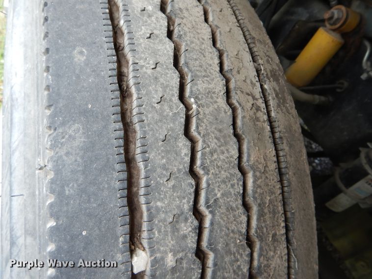 image for item FI9679 2004 Freightliner Columbia semi truck