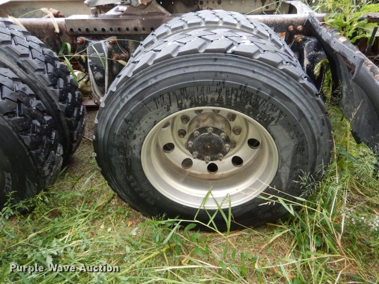 image for item FI9679 2004 Freightliner Columbia semi truck