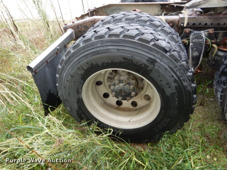 image for item FI9679 2004 Freightliner Columbia semi truck