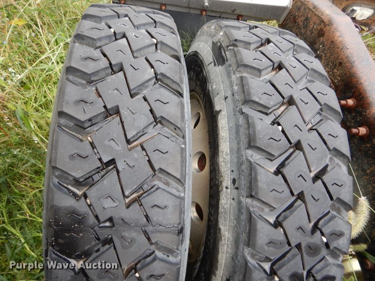 image for item FI9679 2004 Freightliner Columbia semi truck