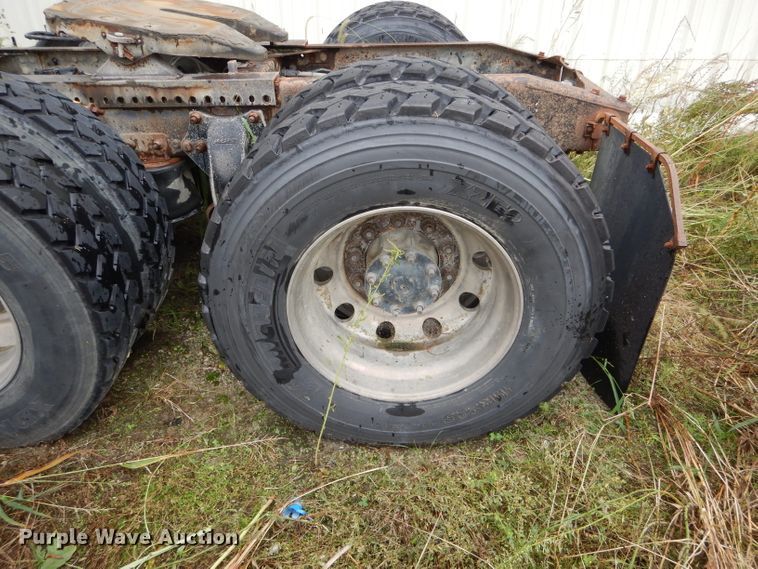 image for item FI9679 2004 Freightliner Columbia semi truck