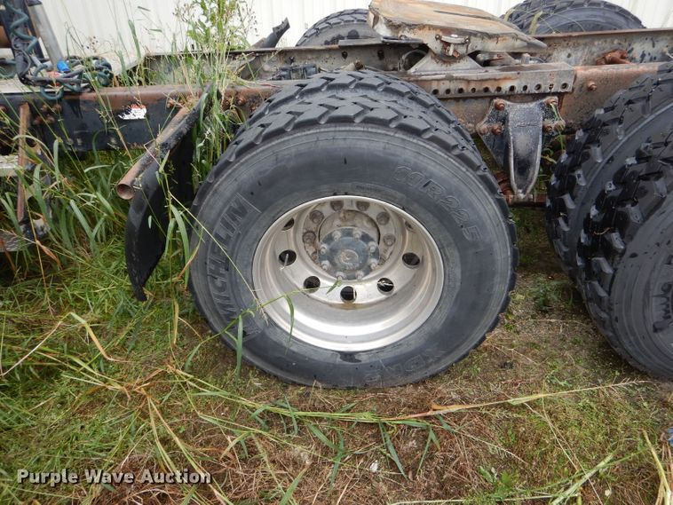 image for item FI9679 2004 Freightliner Columbia semi truck