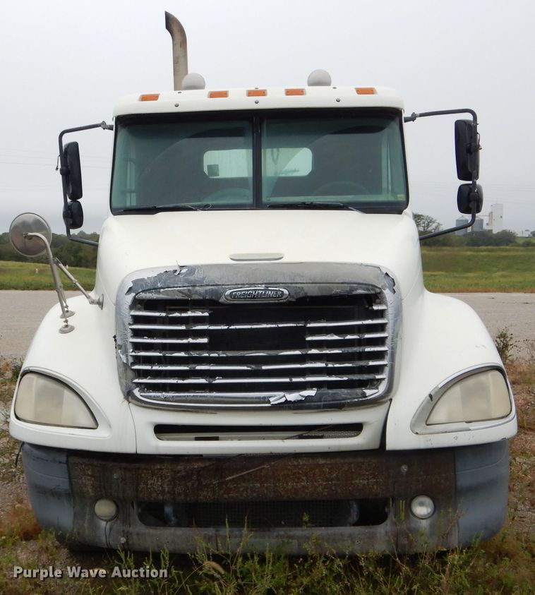 image for item FI9681 2003 Freightliner Columbia semi truck
