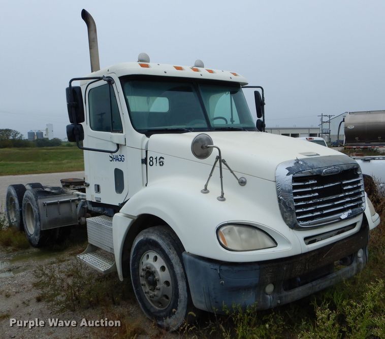 image for item FI9681 2003 Freightliner Columbia semi truck