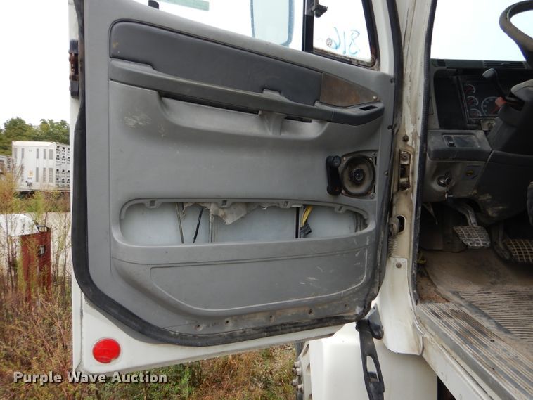 image for item FI9681 2003 Freightliner Columbia semi truck