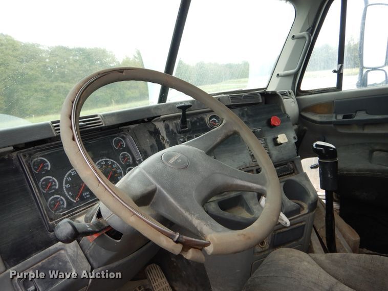 image for item FI9681 2003 Freightliner Columbia semi truck