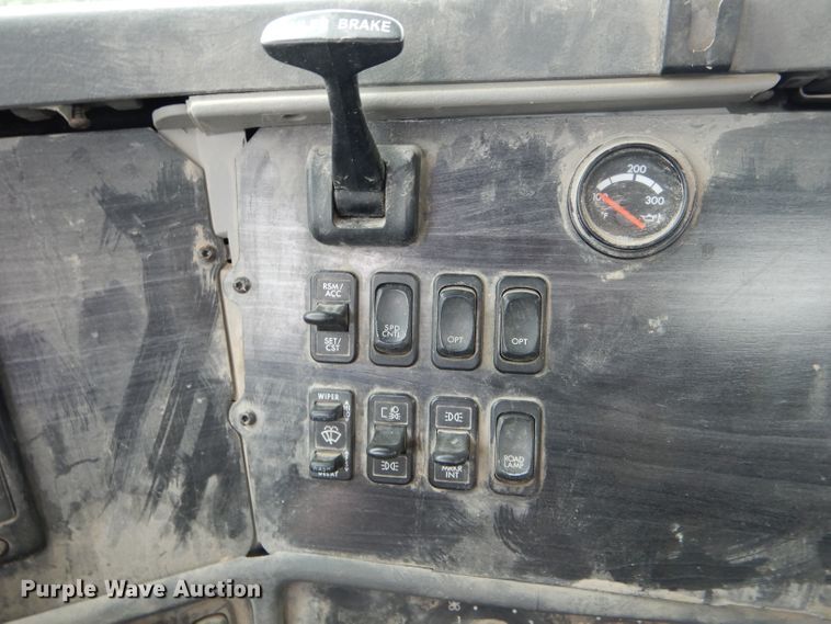 image for item FI9681 2003 Freightliner Columbia semi truck