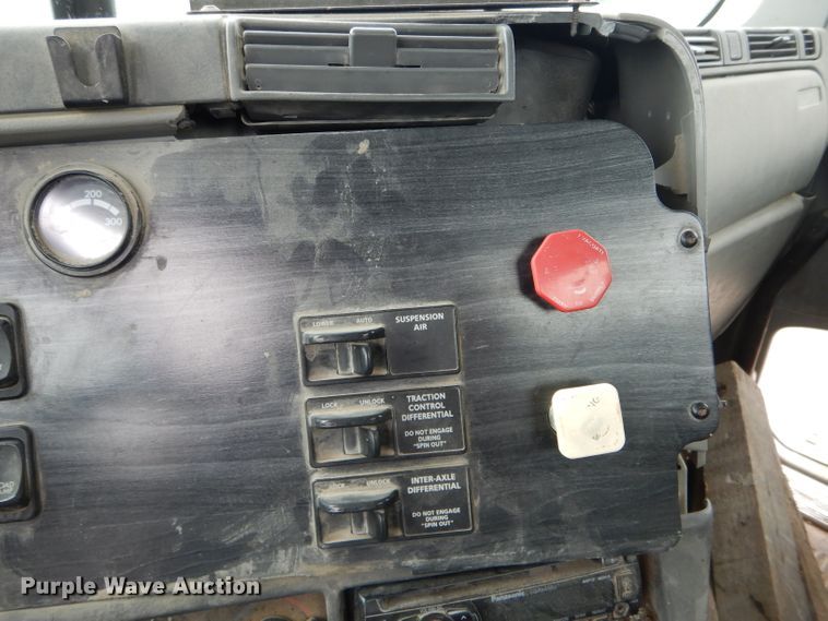 image for item FI9681 2003 Freightliner Columbia semi truck