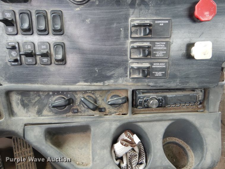 image for item FI9681 2003 Freightliner Columbia semi truck