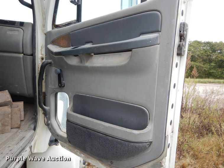 image for item FI9681 2003 Freightliner Columbia semi truck