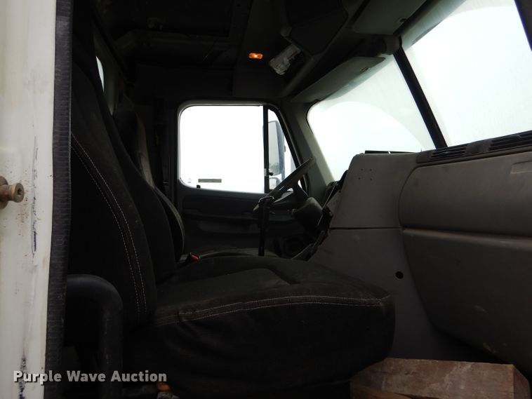 image for item FI9681 2003 Freightliner Columbia semi truck