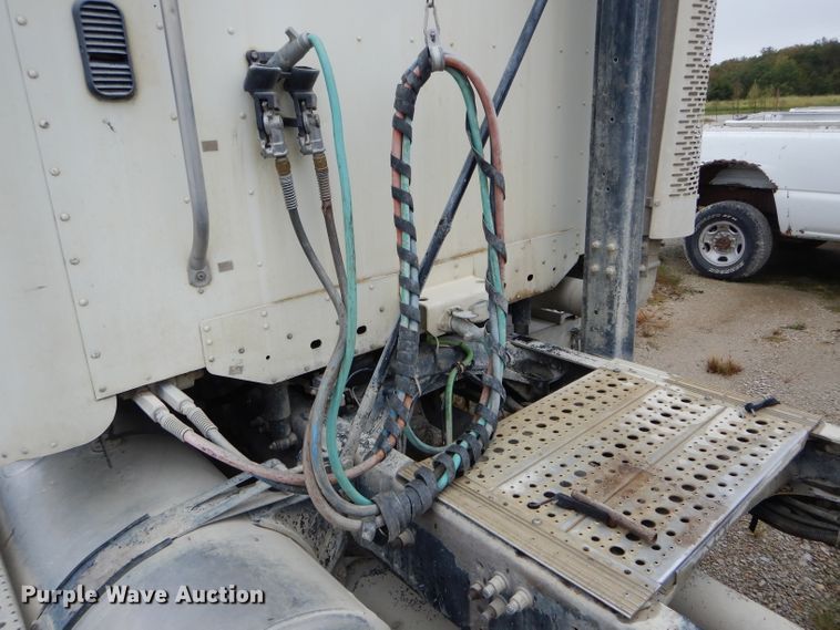 image for item FI9681 2003 Freightliner Columbia semi truck