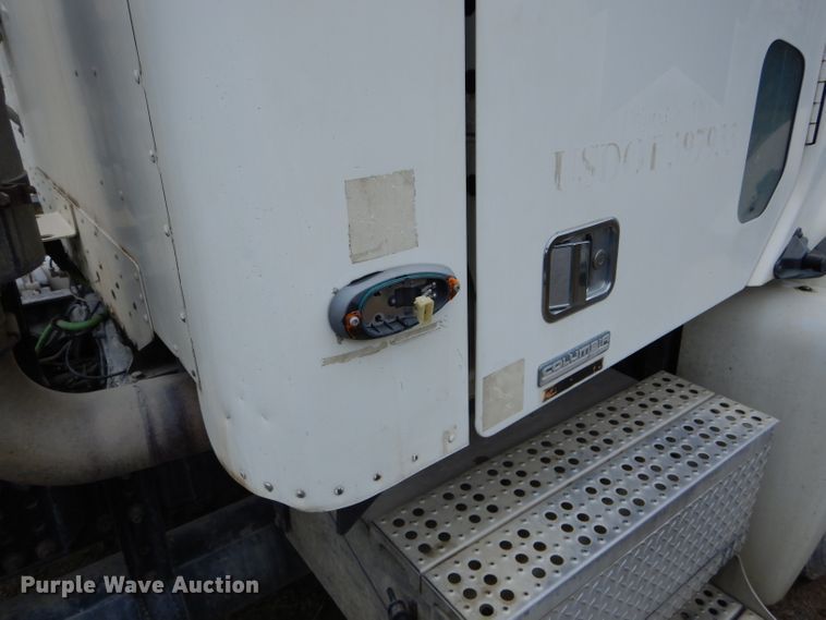 image for item FI9681 2003 Freightliner Columbia semi truck