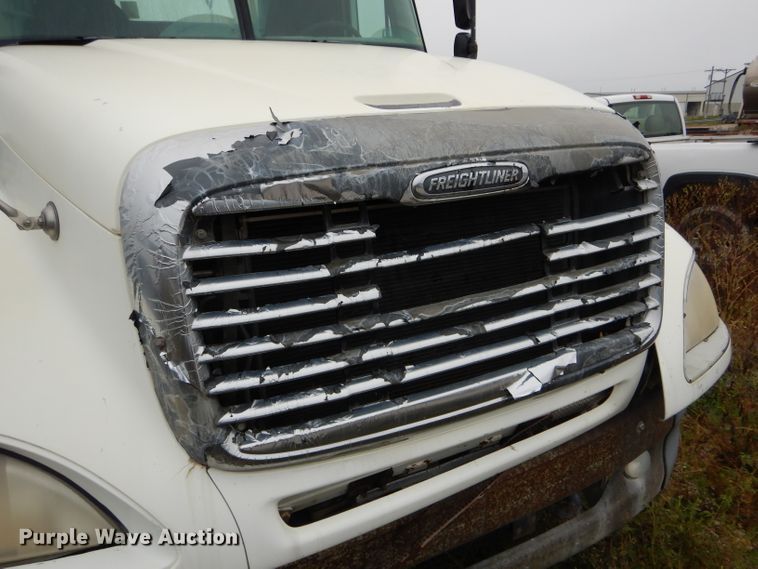 image for item FI9681 2003 Freightliner Columbia semi truck