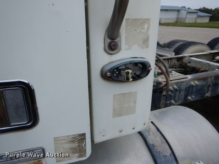 image for item FI9681 2003 Freightliner Columbia semi truck