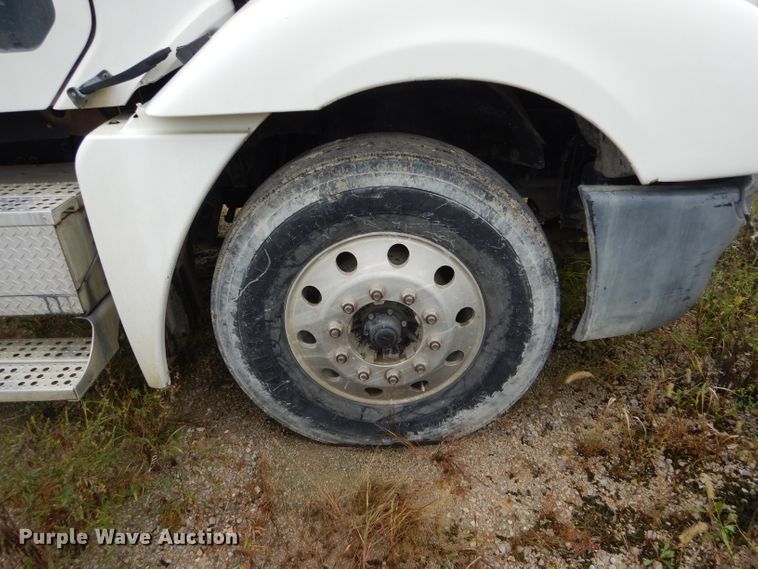 image for item FI9681 2003 Freightliner Columbia semi truck