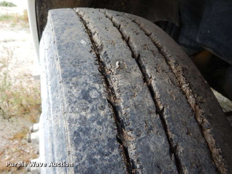 image for item FI9681 2003 Freightliner Columbia semi truck