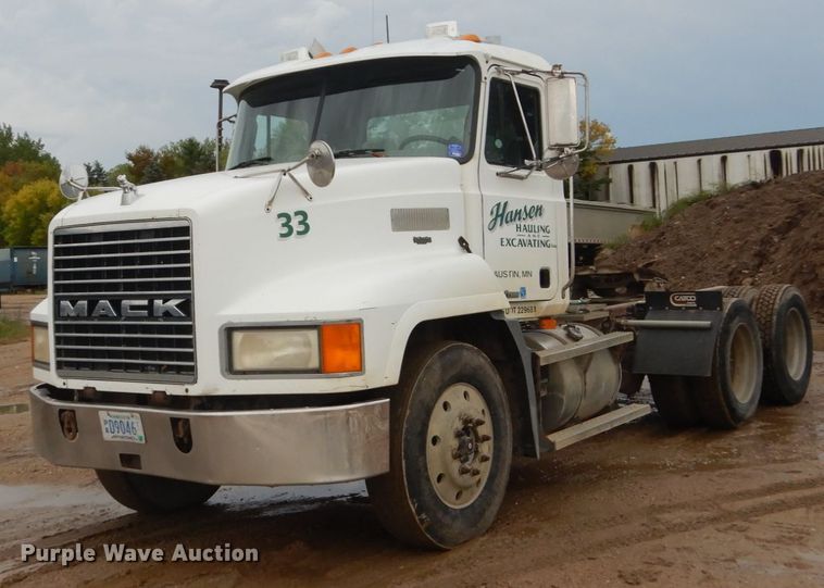 image for item FU9533 2000 Mack CH semi truck