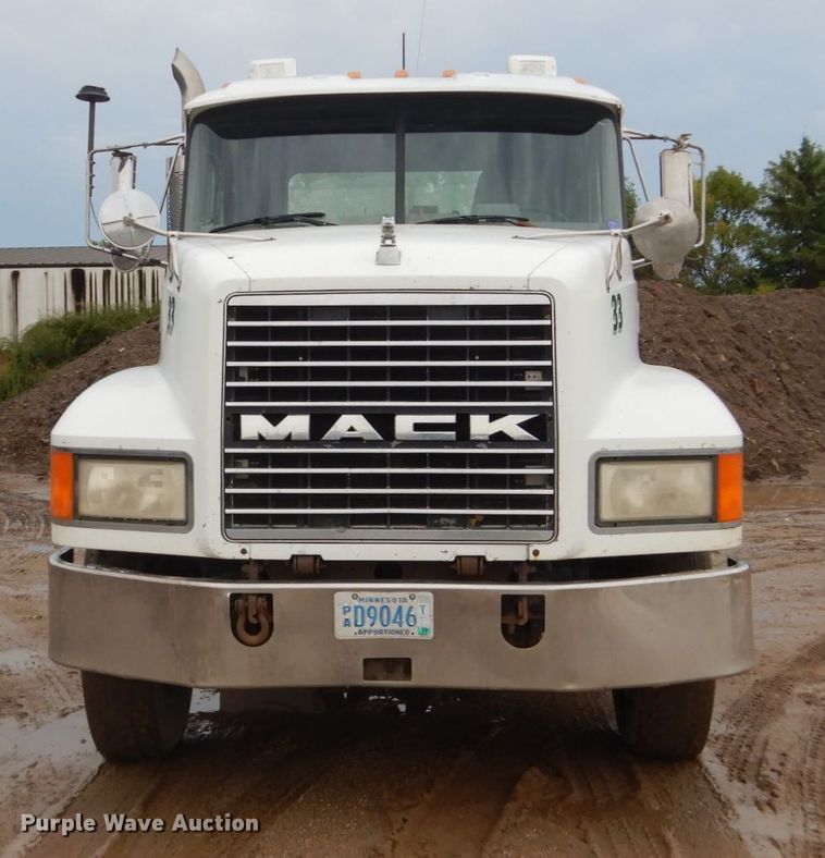 image for item FU9533 2000 Mack CH semi truck