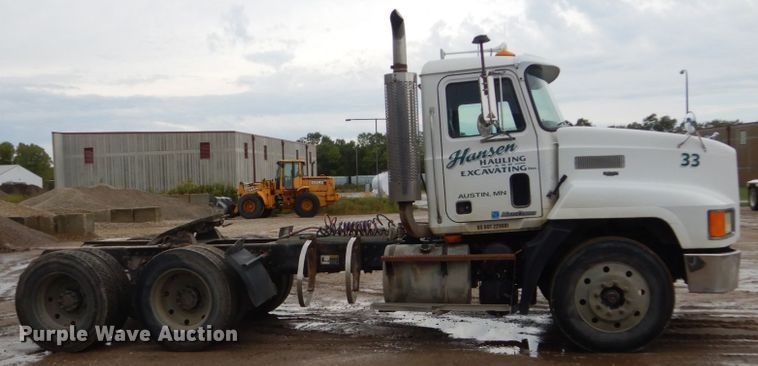 image for item FU9533 2000 Mack CH semi truck