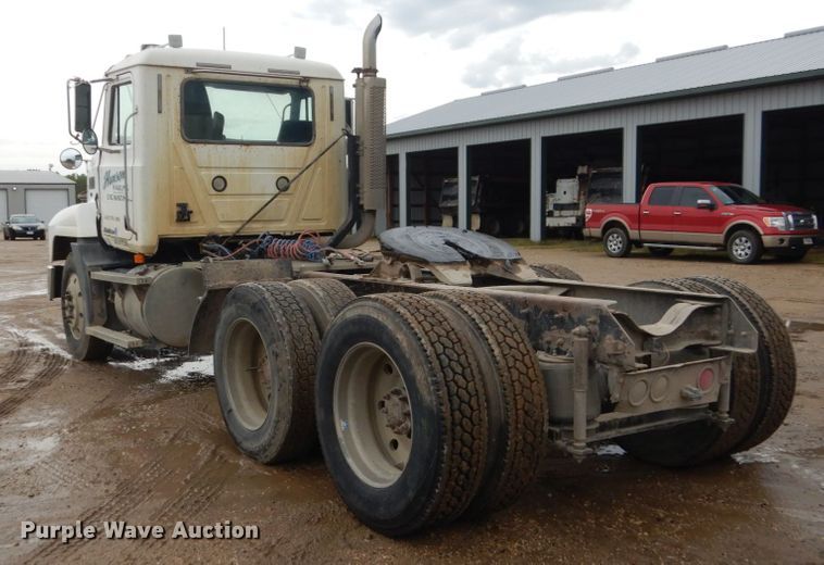 image for item FU9533 2000 Mack CH semi truck