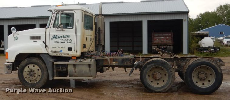 image for item FU9533 2000 Mack CH semi truck