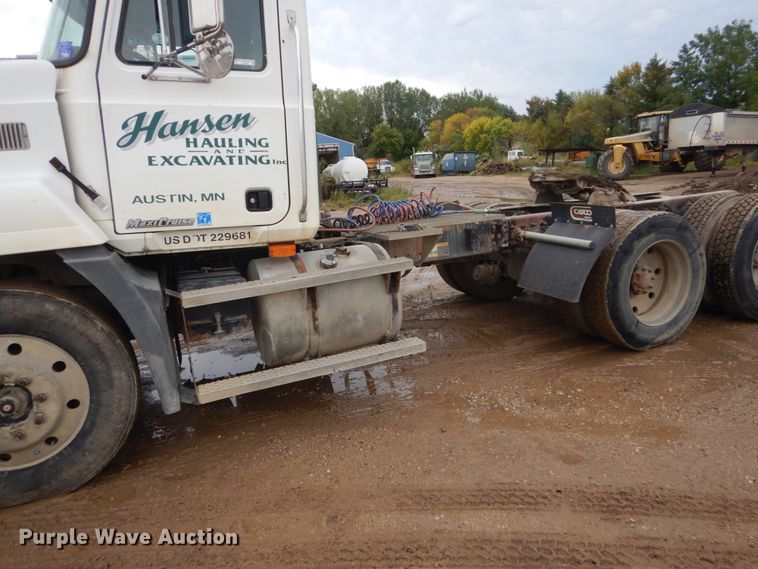 image for item FU9533 2000 Mack CH semi truck