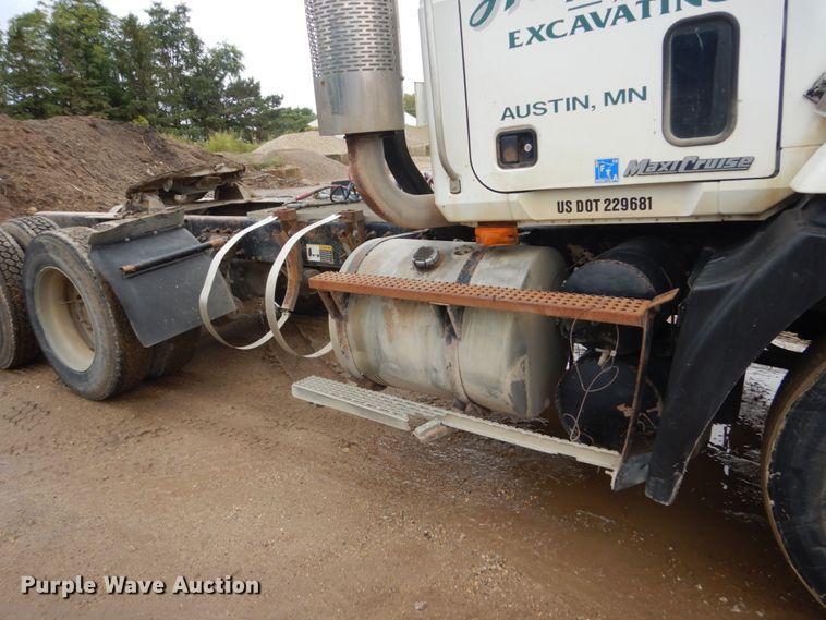 image for item FU9533 2000 Mack CH semi truck