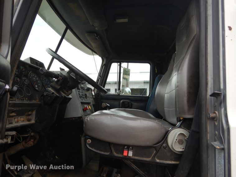 image for item FU9533 2000 Mack CH semi truck