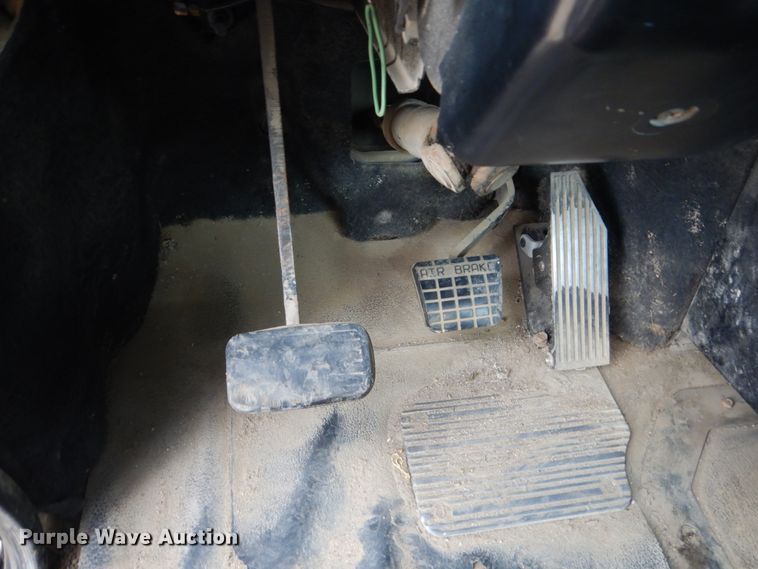 image for item FU9533 2000 Mack CH semi truck