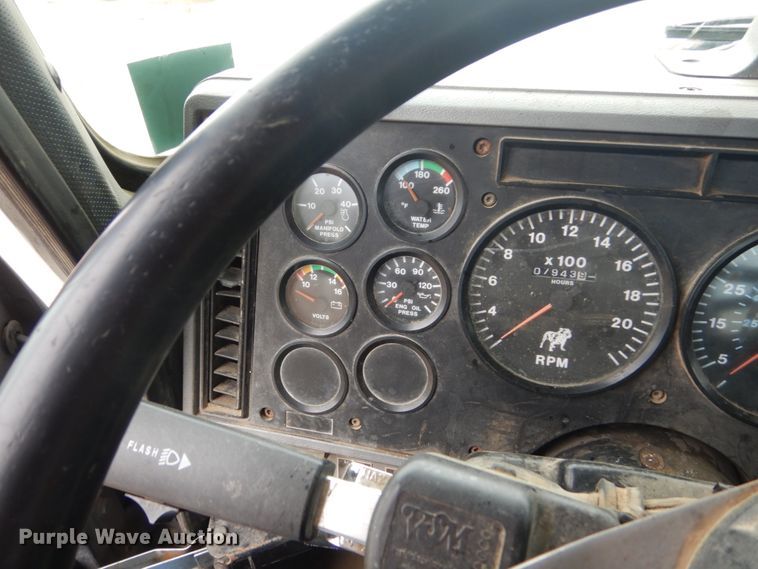 image for item FU9533 2000 Mack CH semi truck