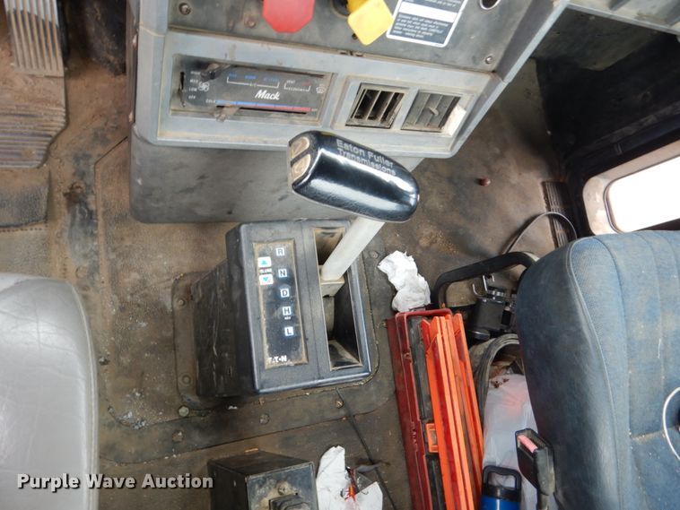 image for item FU9533 2000 Mack CH semi truck