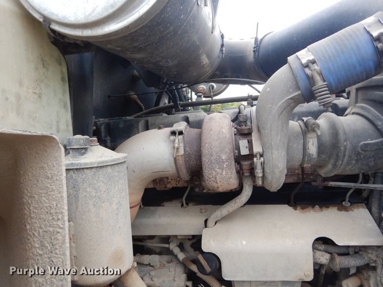 image for item FU9533 2000 Mack CH semi truck