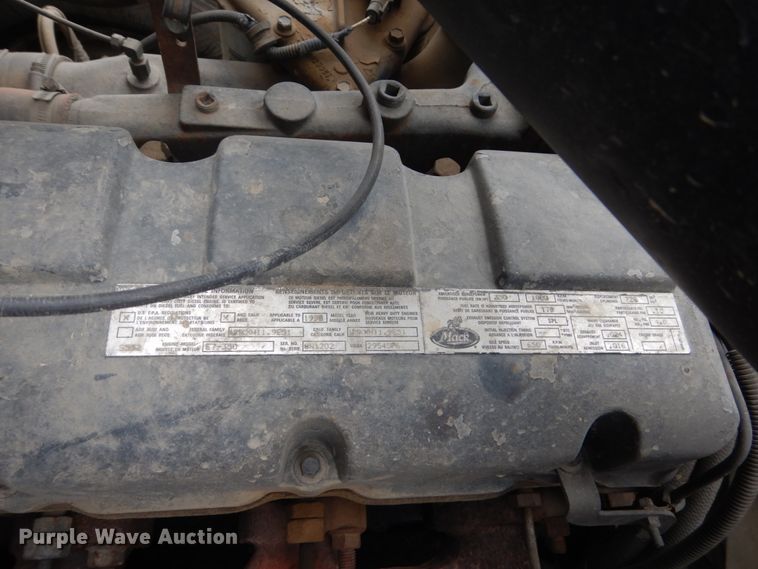 image for item FU9533 2000 Mack CH semi truck